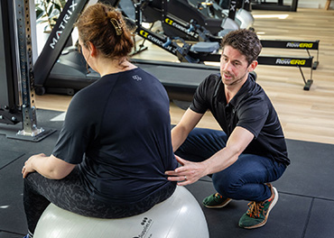 Manuele therapie oefening op bal Fysiotherapie RijswijkBuiten